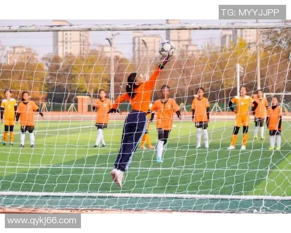 足球明星眼神交汇瞬间解析：从赛场到心灵的默契互动与情感传递